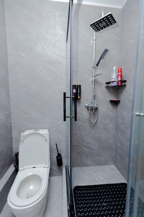 Superior Single Room, Balcony, City View | Bathroom | Shower, free toiletries, hair dryer, towels - One Click Cozy Suites (Kigali)