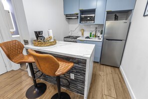 Four à micro-ondes, un four, surface de cuisson