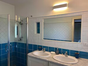 Shower, hair dryer, bidet, towels - casaVerdeMare charming detached villa Sardinia (Sardegna)