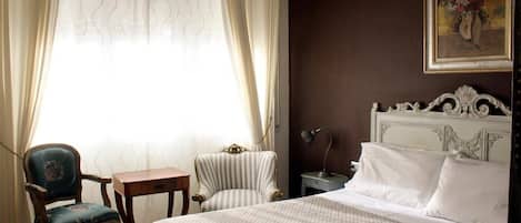 7 bedrooms, WiFi, bed sheets