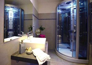 Ducha, secador de pelo, bidé y toallas