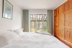 Room - Full Property Rental - Anam Arís. 4BR/4BA home features a wood-burning stove. (Derreenmanus)