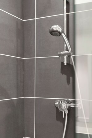 Sèche-cheveux, serviettes fournies, papier toilette