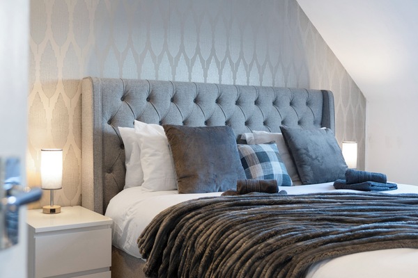 2 slaapkamers, een bureau, een strijkplank/strijkijzer, reisbedje