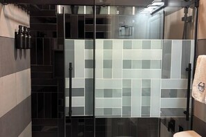 Secador de cabelo, toalhas de banho, sabonete, papel higiênico