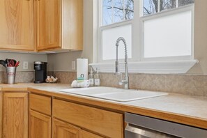 Fridge, microwave, oven, stovetop - Heart of North End|Parking|300Mbps|Smart TV|W/D (Boise)