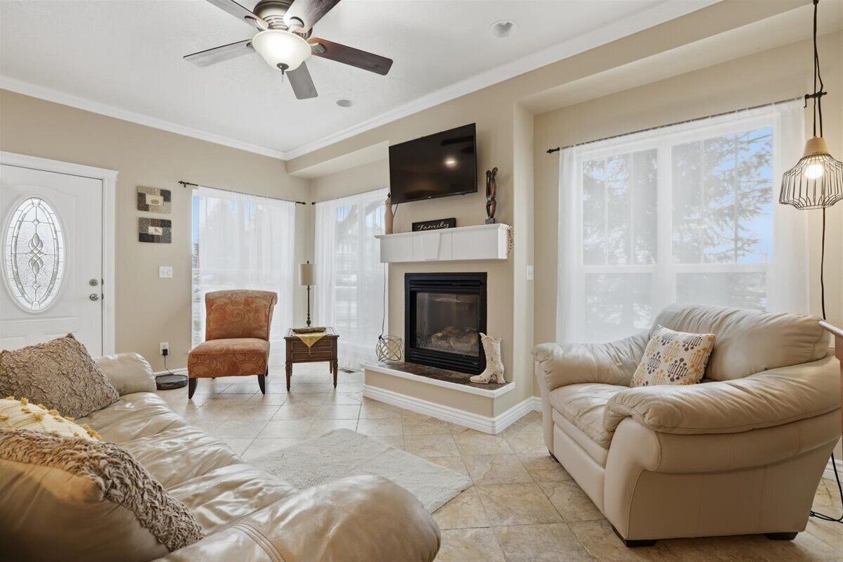 Smart TV, fireplace, ping pong