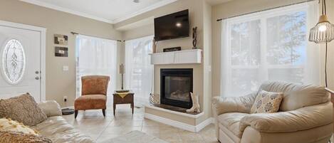 Smart TV, chimenea y tenis de mesa