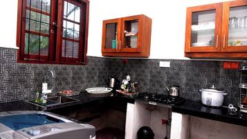 Réfrigérateur, four, plaque de cuisson, bouilloire électrique