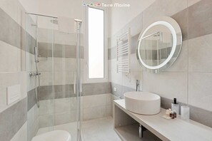 Dusche, Bidet, Handtücher