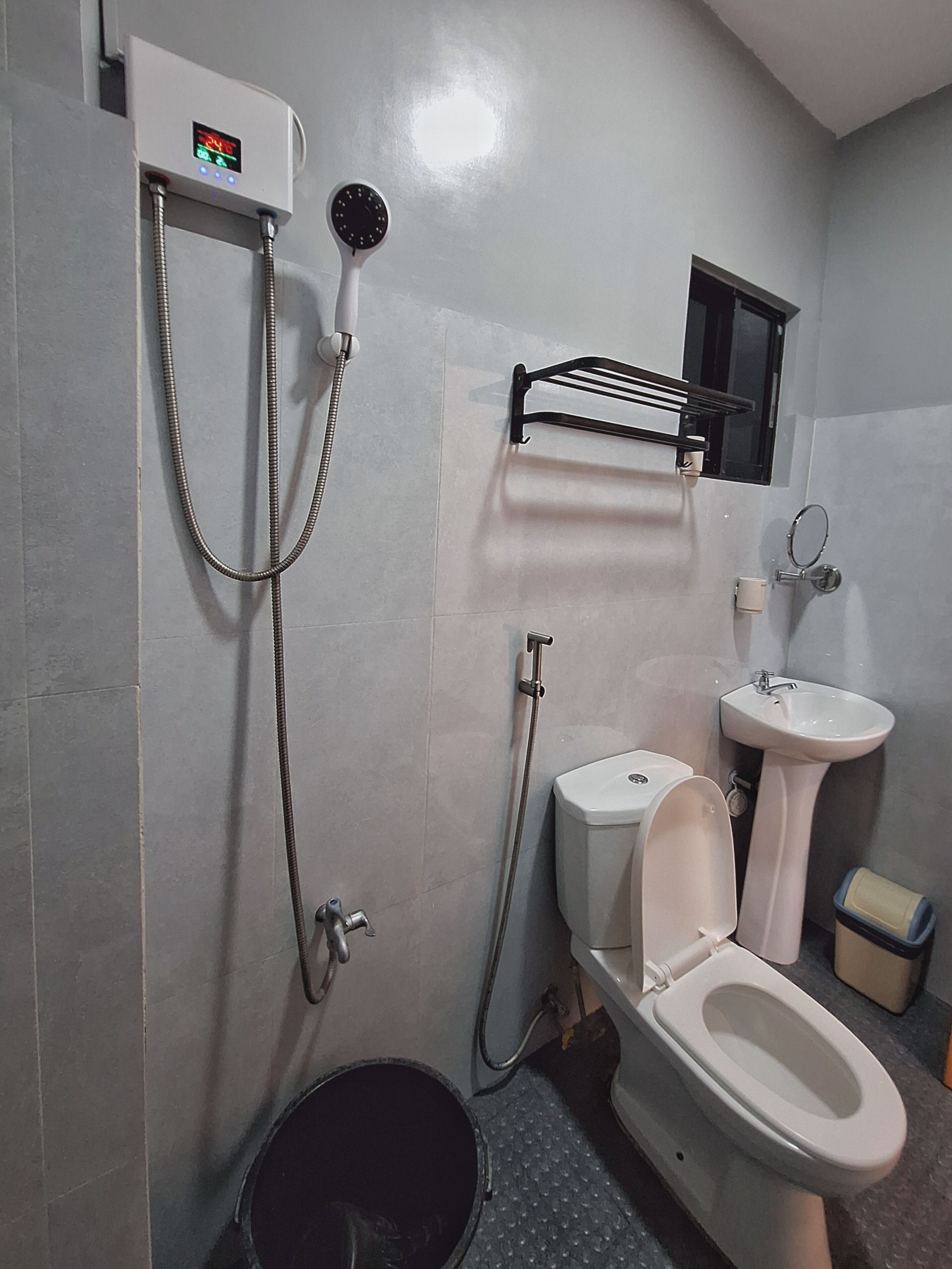 Dusche, Bidet, Handtücher, Seife