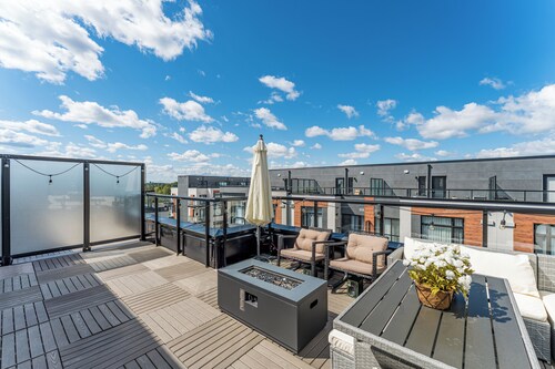 Modern Family Townhouse 2 Bedrooms 3 Full Bathrooms Sleeps 6