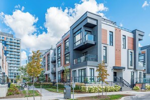 Exterior - Modern Family Townhouse 2 Bedrooms 3 Full Bathrooms Sleeps 6 (Richmond Hill)