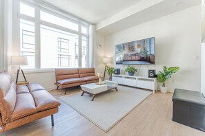 Living area - Modern Family Townhouse 2 Bedrooms 3 Full Bathrooms Sleeps 6 (Richmond Hill)