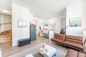 Living area - Modern Family Townhouse 2 Bedrooms 3 Full Bathrooms Sleeps 6 (Richmond Hill)