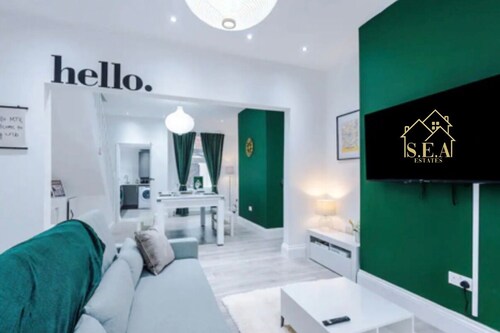 Modern 2 -Bed House Near Manchester City Centre - Sleeps 6