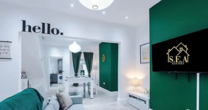 Modern 2 -Bed House Near Manchester City Centre - Sleeps 6