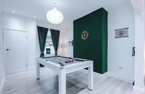 Games room - Modern 2 -Bed House Near Manchester City Centre - Sleeps 6 (Salford)