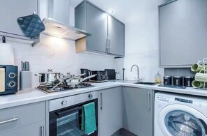 Private kitchen - Modern 2 -Bed House Near Manchester City Centre - Sleeps 6 (Salford)