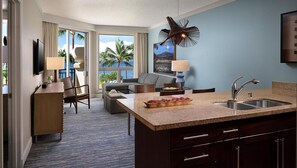 Living area - Cozy 1-bedroom/living room condo with AC in charming Lahaina (Lahaina)