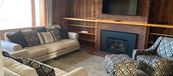 Peaceful vintage farmhouse in charming Alamosa perfect for relaxing