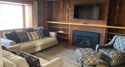 Peaceful vintage farmhouse in charming Alamosa perfect for relaxing