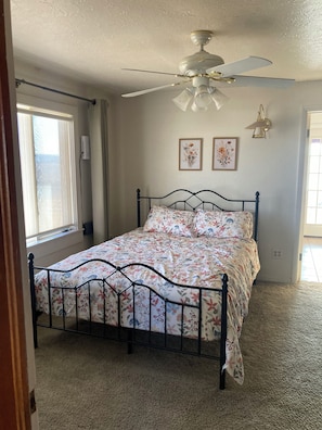 4 bedrooms, free WiFi, bed sheets - Peaceful vintage farmhouse in charming Alamosa perfect for relaxing (Alamosa)