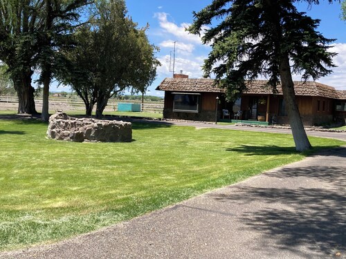 Peaceful vintage farmhouse in charming Alamosa perfect for relaxing