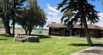 Peaceful vintage farmhouse in charming Alamosa perfect for relaxing