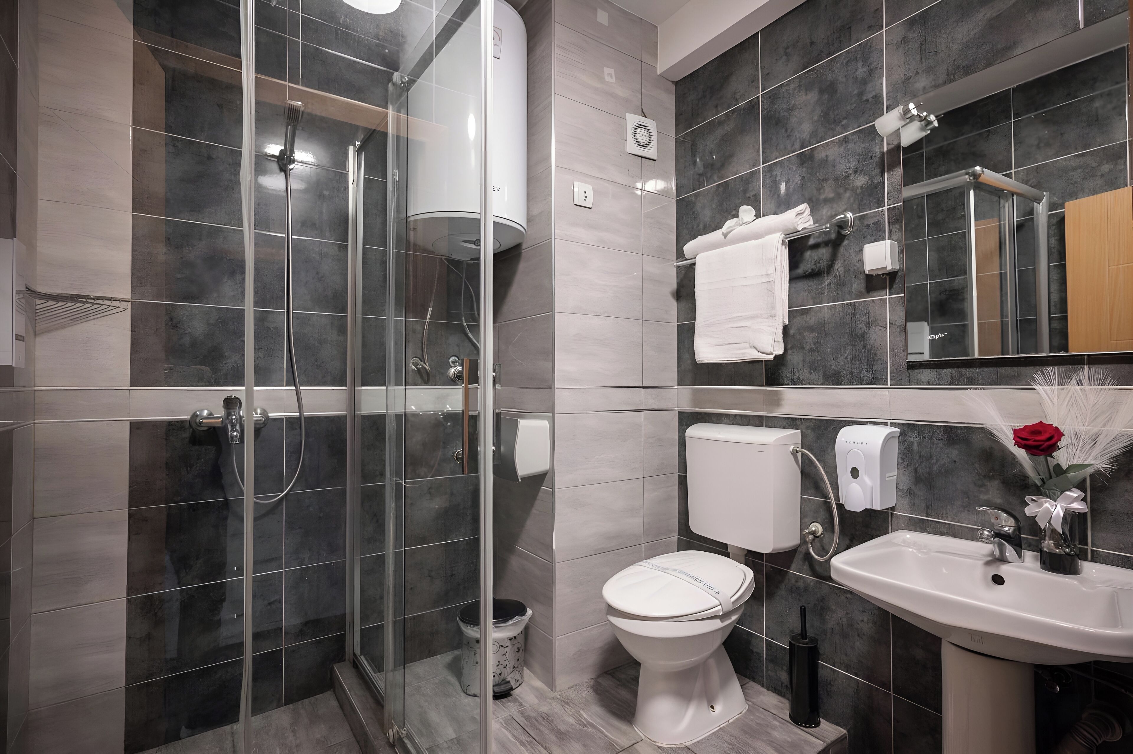 Suihku, hiustenkuivaaja, pyyhkeet, saippua