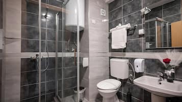 Suihku, hiustenkuivaaja, pyyhkeet, saippua