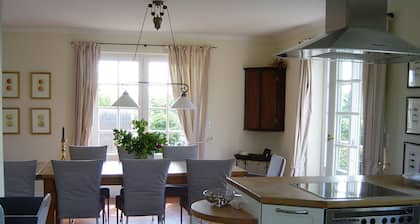 Thatched-roof house in Gotting/Föhr with large plot of land