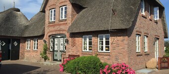 Thatched-roof house in Gotting/Föhr with large plot of land