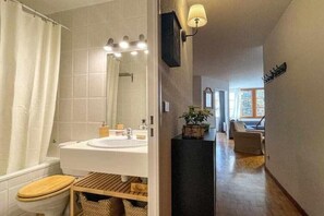 Hair dryer, towels, soap, toilet paper - Petit Niu de Montagne - Cozy mountain apartment (Enveitg)
