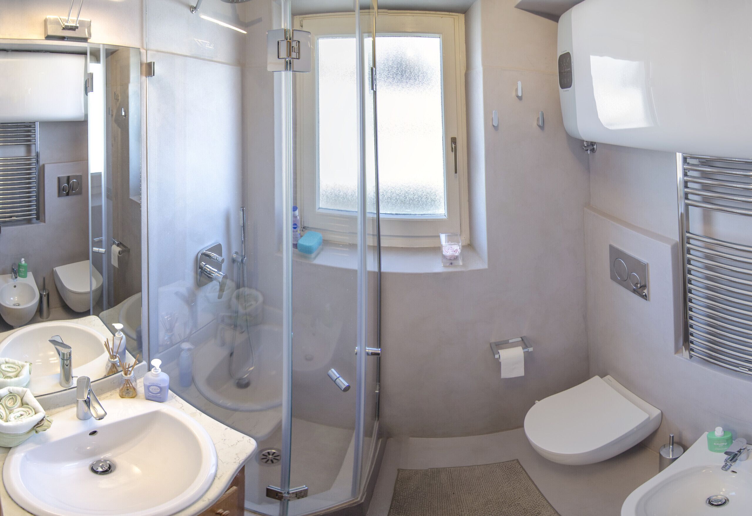 Douche, bidet, serviettes fournies