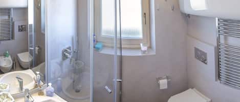 Douche, bidet, serviettes fournies