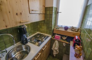 Wasserkocher mit Kaffee-/Teezubehör, Kühlschrank, Ofen