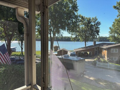 Cozy 2-bedroom Lakeview cottage in quaint Decatur with AC