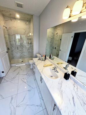Shower, hair dryer, towels, soap - Mantie By The Bay (Prince Edward)
