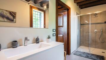 Junior Suite, Garden View | Bathroom