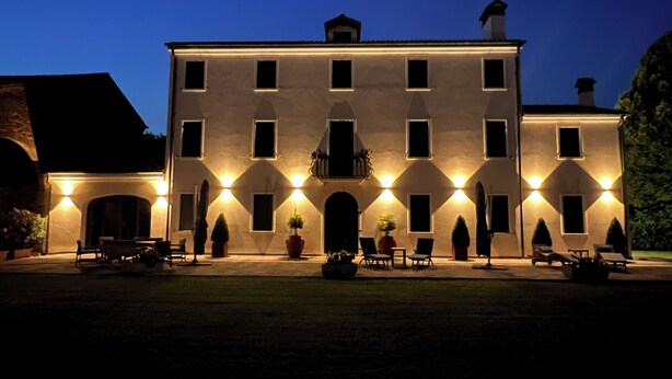 A large, multi-story building with a symmetrical facade, multiple windows, and a central entrance. - Il Salice B&B Country Luxury (Due Carrare)