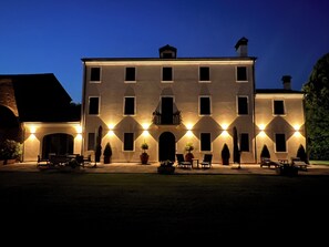 A large, multi-story building with a symmetrical facade, multiple windows, and a central entrance. - Il Salice B&B Country Luxury (Due Carrare)