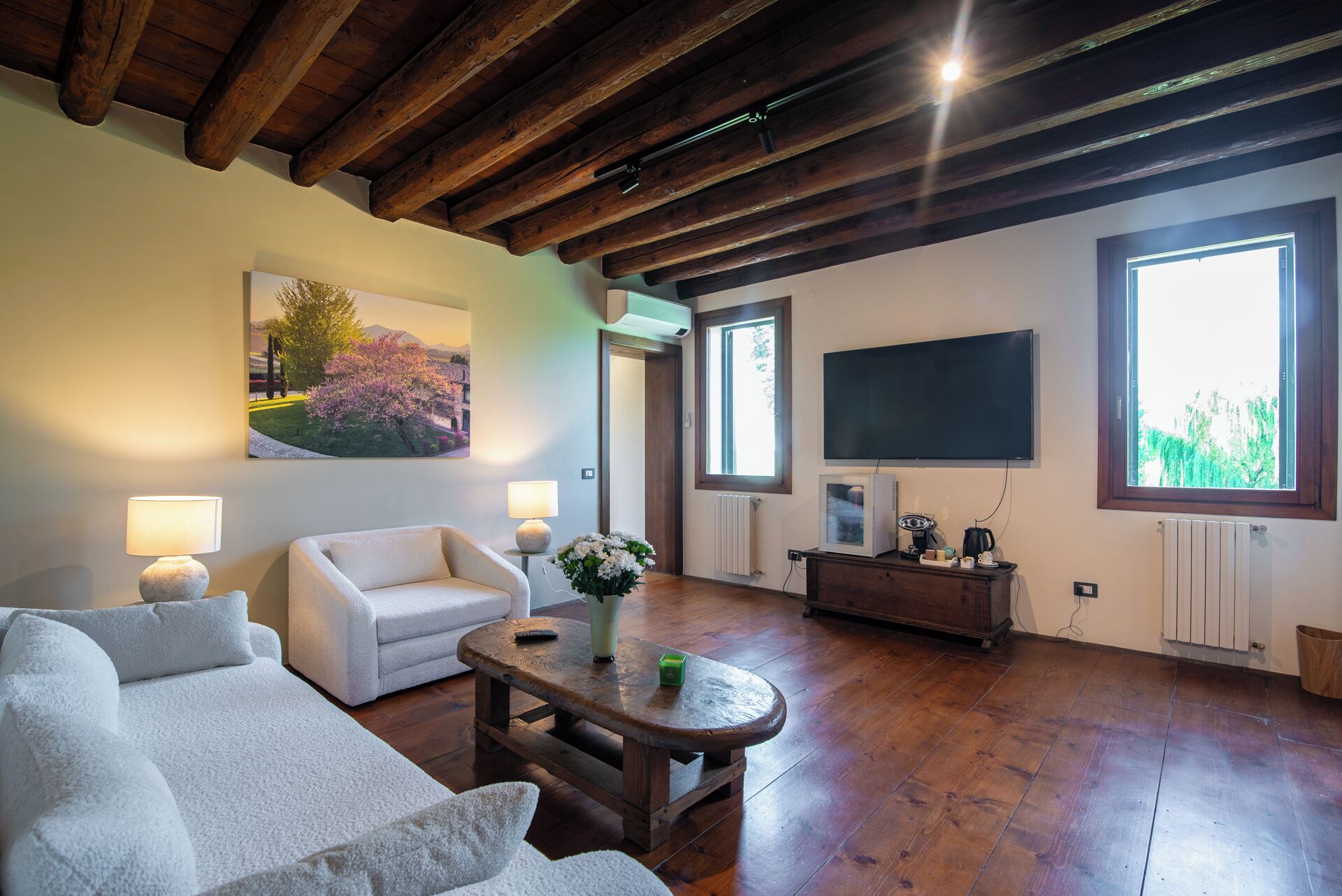 Luxury Suite, Balcony, Park View | Living area