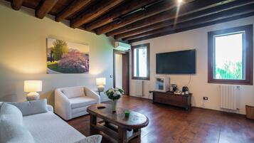 Luxury Suite, Balcony, Park View | Living area