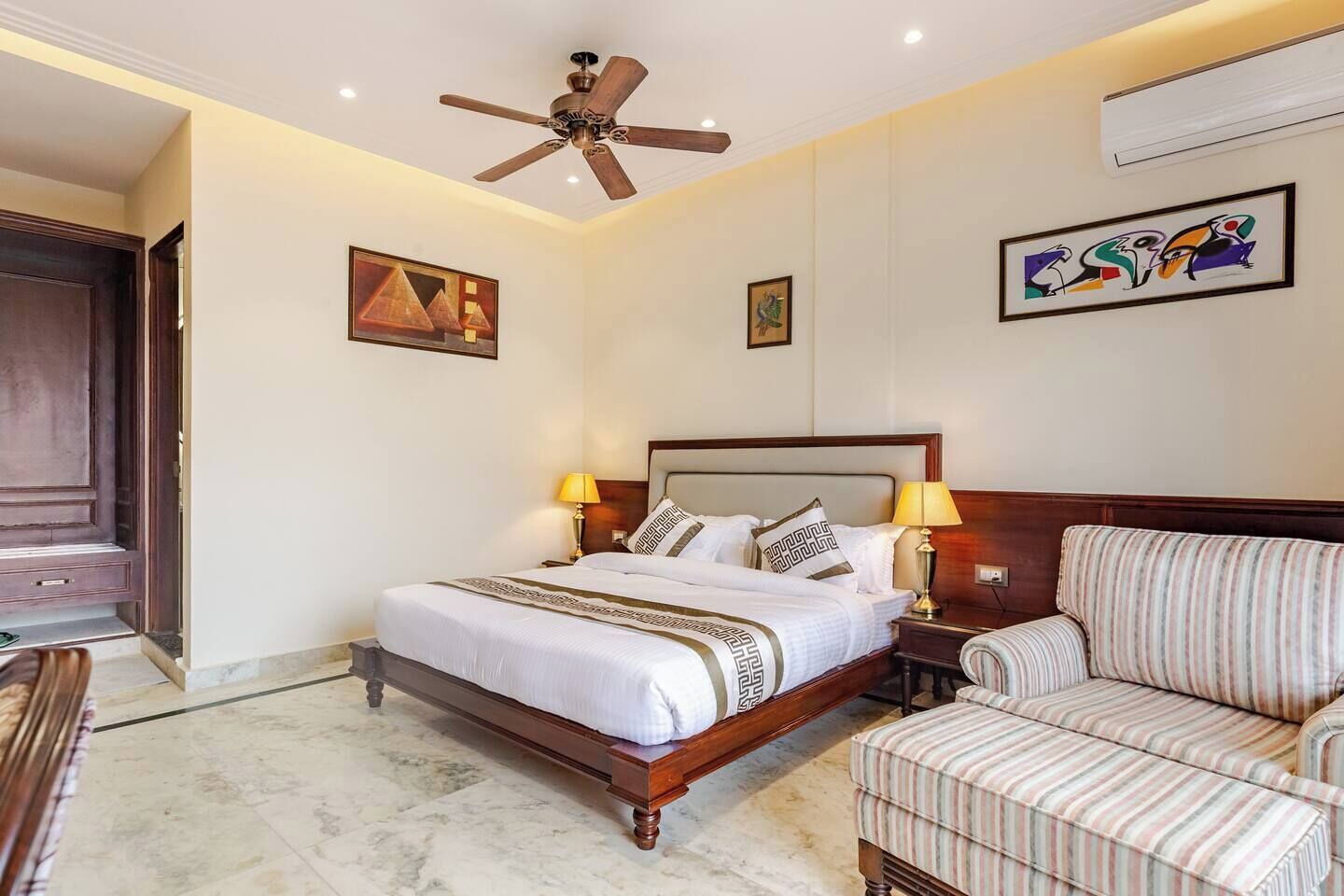 Quarto solteiro luxo, 1 cama King, sacada, vista para o rio | Escrivaninha, espaço de trabalho para notebook, Wi-Fi de cortesia