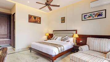 Quarto solteiro luxo, 1 cama King, sacada, vista para o rio | Escrivaninha, espaço de trabalho para notebook, Wi-Fi de cortesia