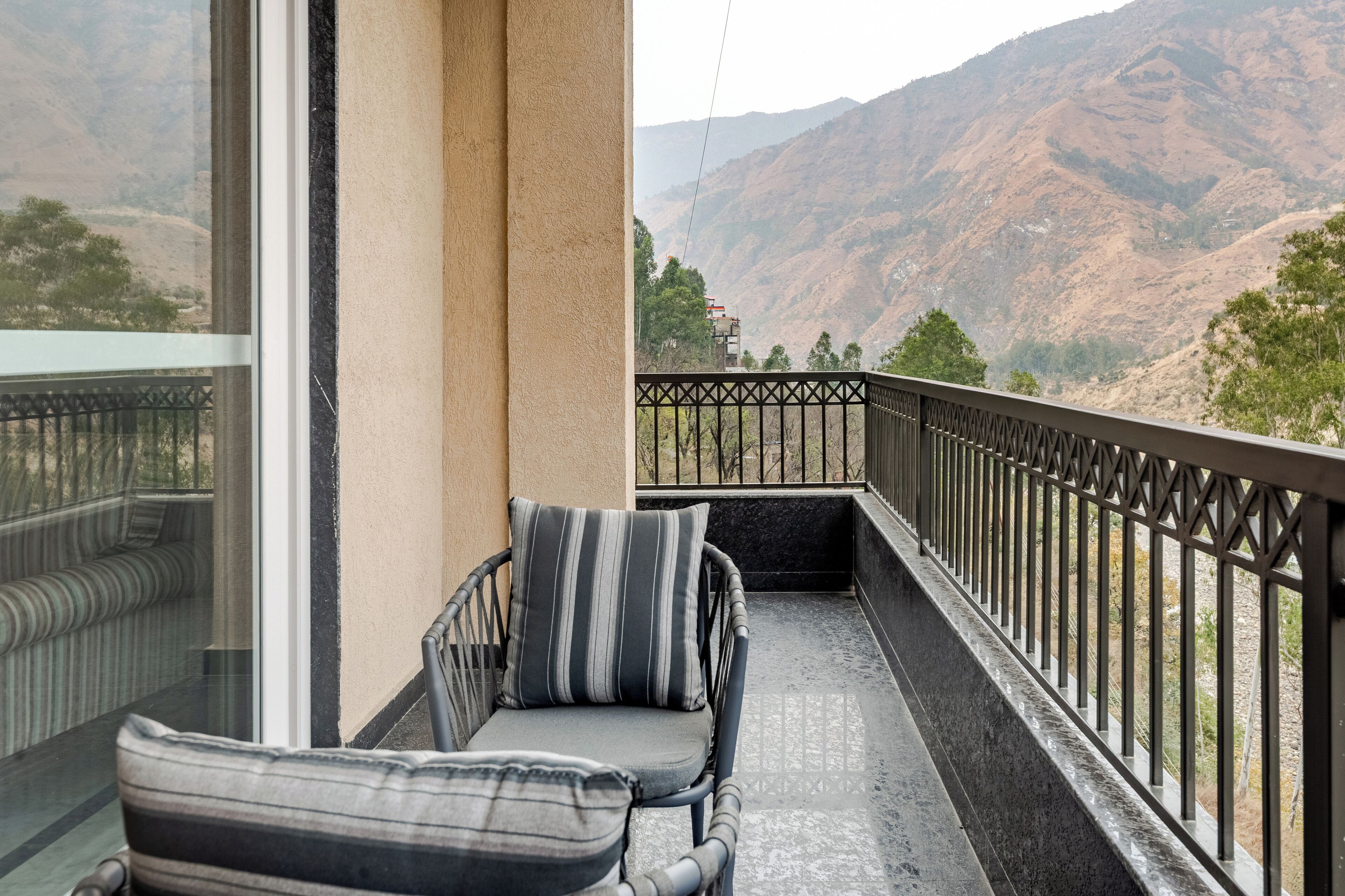 Luxury Single Room, 1 King Bed, Balcony, River View | Property grounds