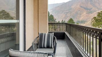 Luxury Single Room, 1 King Bed, Balcony, River View | Property grounds
