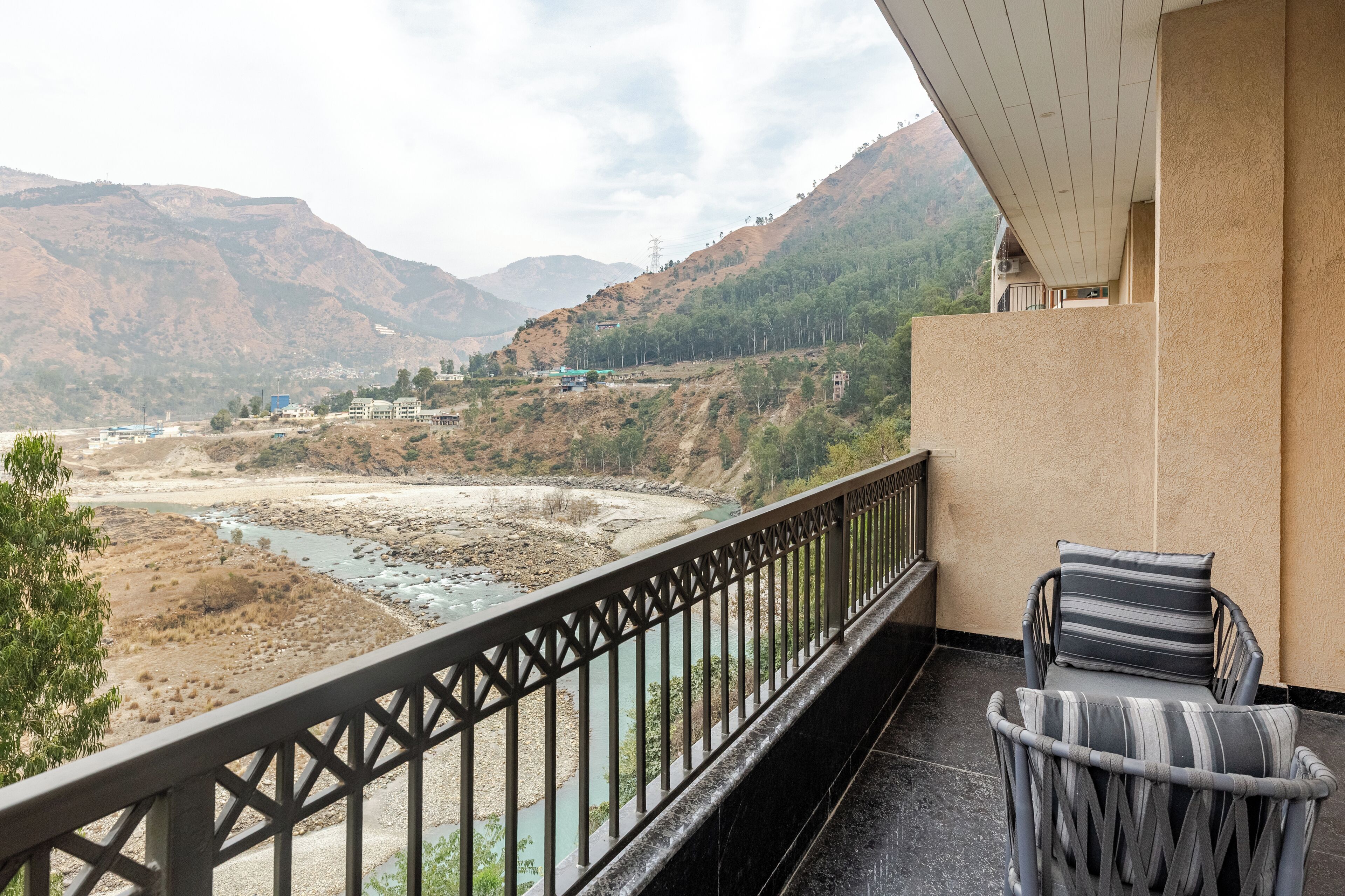 Deluxe Single Room, 1 King Bed, Balcony, River View | Property grounds
