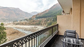 Deluxe Single Room, 1 King Bed, Balcony, River View | Property grounds